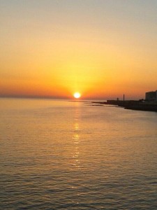 espectacular el abanico que el sol ha formado en el cielo. Atardecer en Cádiz 