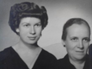 MAMÁ Y ABUELA