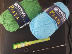 Hilo lana o algodón, aguja 2,50 mm botón y bolígrafo