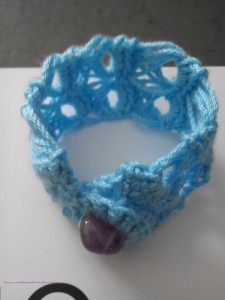 Piedra de una pulsera que se rompió