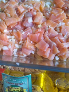 Macerar durante media hora, el salmón troceado, con la cebolleta, la sal, el zumo de lima y un chorreón de aceite de oliva virgen